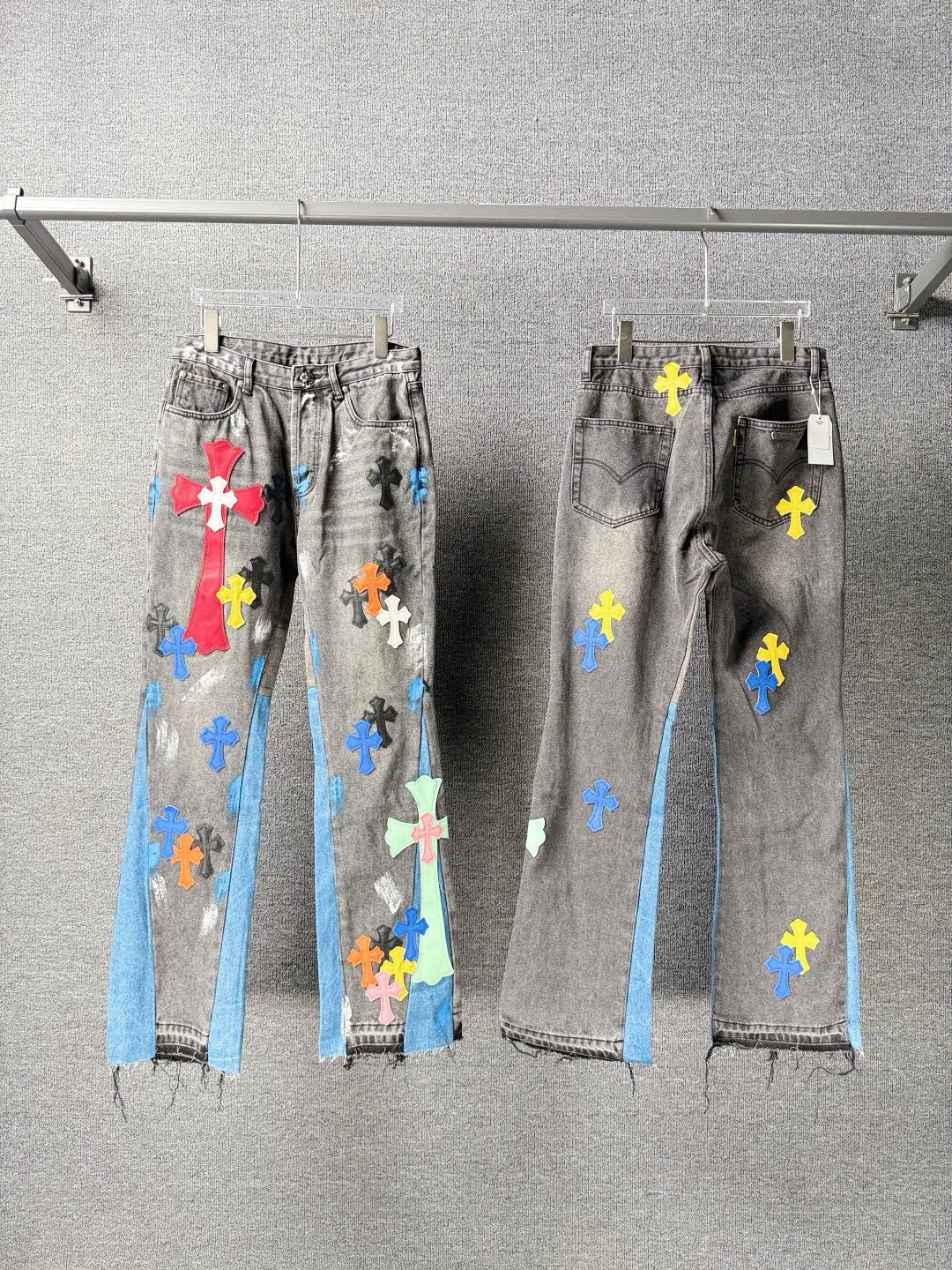 P280 💰 (Top version) GALLERY DEPT & Chrome hearts washed jeans with blue, yellow, black and white multi-color stitching, which truly restores the ultimate texture of Vintage. Three-dimensional version. Loose and comfortable, not picky about the figure. Makes taller and slimmer. Seiko factory. Original quality control. Same style for men and women. Can be matched with couples. Versatile recommendation. Must-have jeans for all seasons. Fashionistas have been disappointed. From the quality selection of fabrics, the tailoring of details, and the matching of patterns, they are all impeccable! The upper body is so handsome when worn...it can be easily worn by men, women and children! The craftsmanship is made of heavy-duty washed pure cotton denim fabric. After washing, it is soft and thick. It is very stylish when worn on the body. Color: black Size: 28-30-32-34-36 (corresponding to S-M-L-XL-XXL)